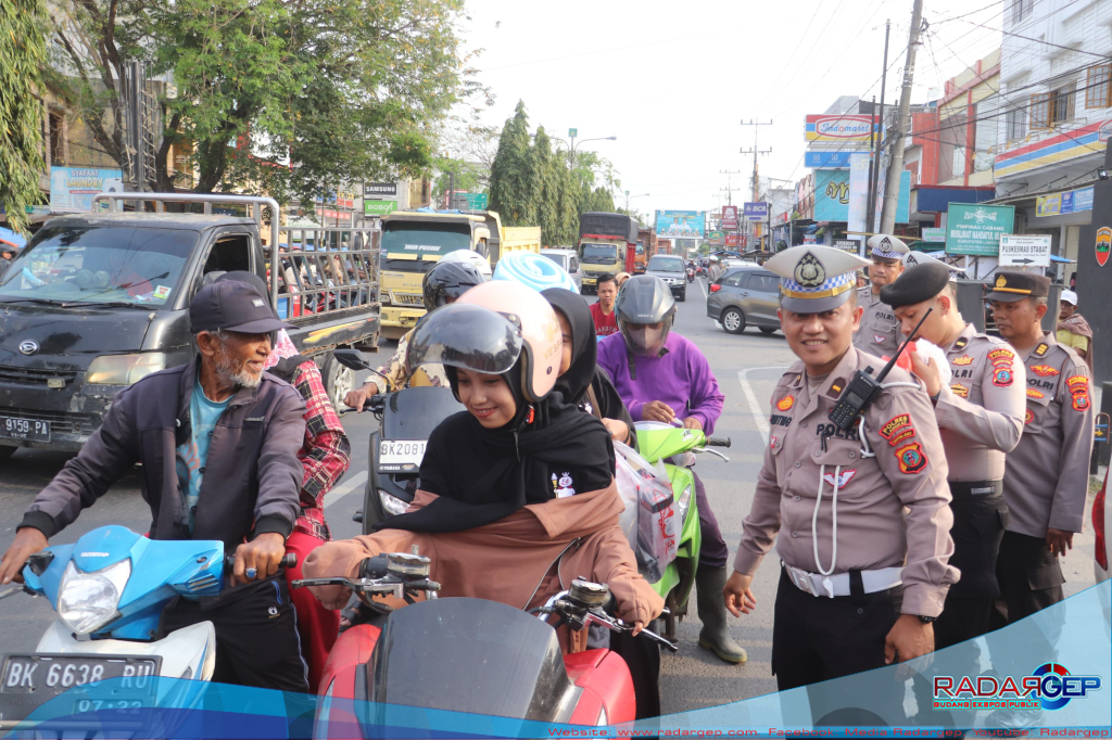 Hangatnya Berbagi di Bulan Suci, Polres Langkat Bagikan Takjil untuk Sesama